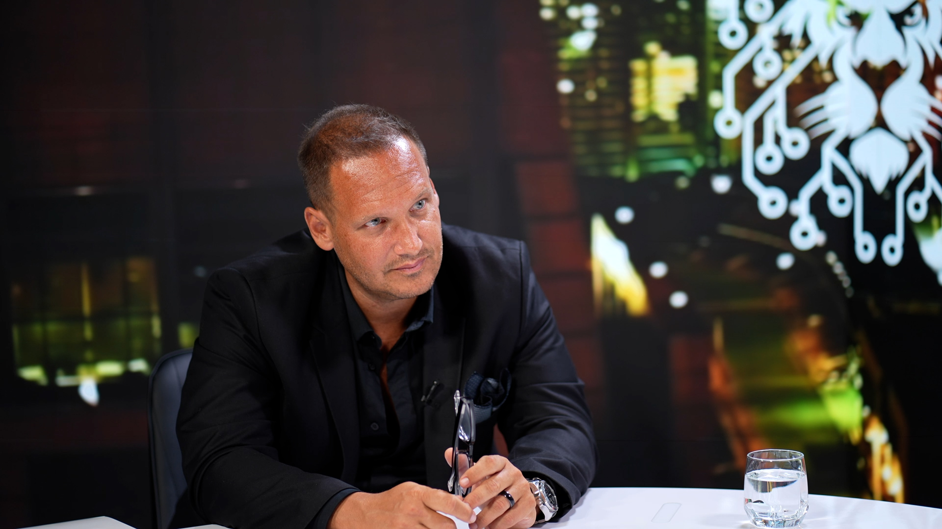 Végvári Tibor a Sales Minds stúdióban, beszélgetés közben