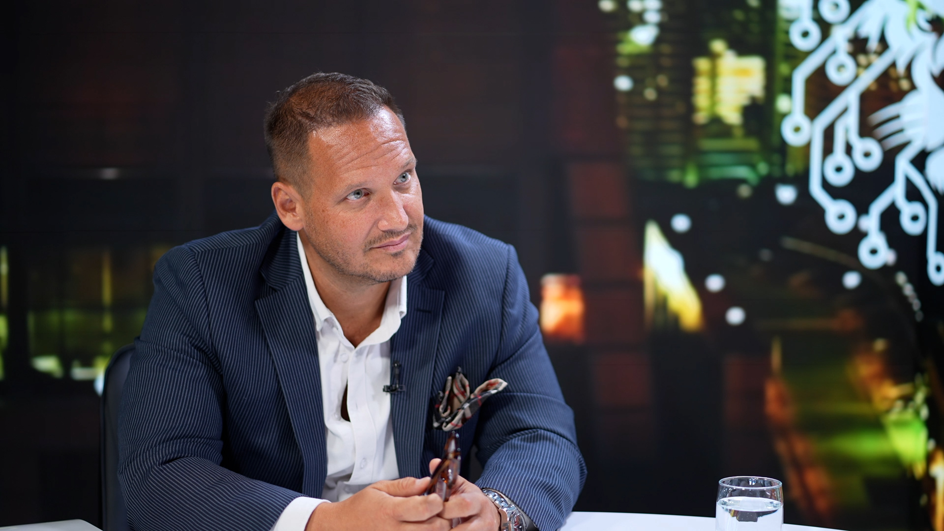 Végvári Tibor a Sales Minds stúdióban, sötétkék zakóban