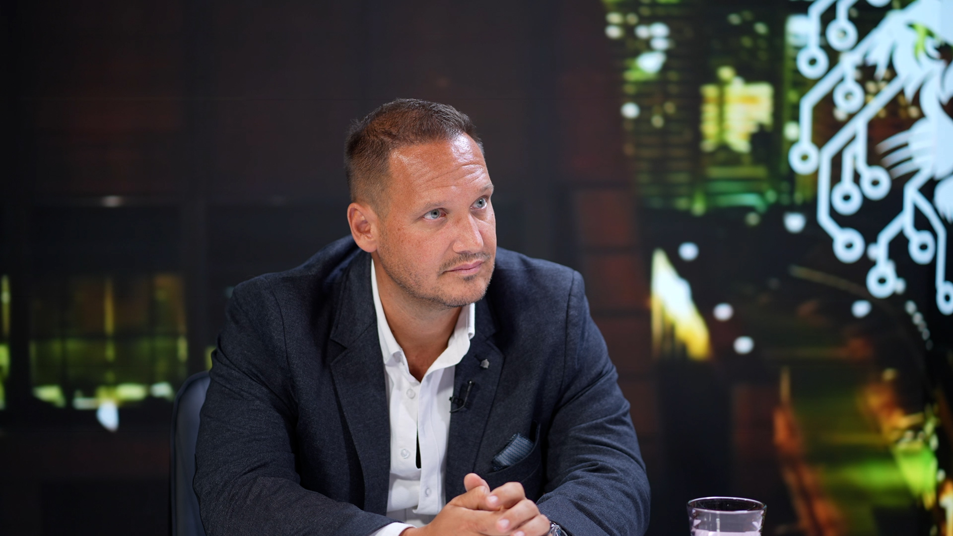 Végvári Tibor sötét zakóban figyeli Pap Sárát a stúdióbeszélgetés során.